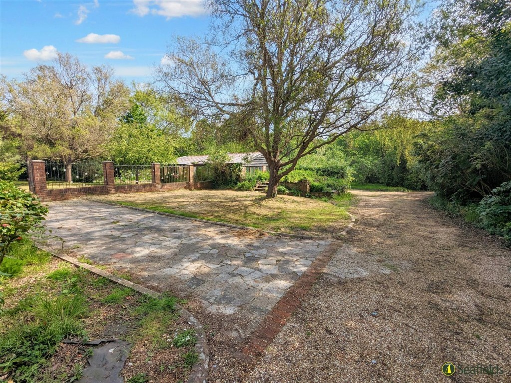 Lot: 115 - FREEHOLD DETACHED HOUSE FOR IMPROVEMENT AND BARN AND OUTBUILDINGS WITH POTENTIAL ON A PLOT CLOSE TO ONE AND A HALF ACRES - Part of the Garden and the Gravel Drive to the Property